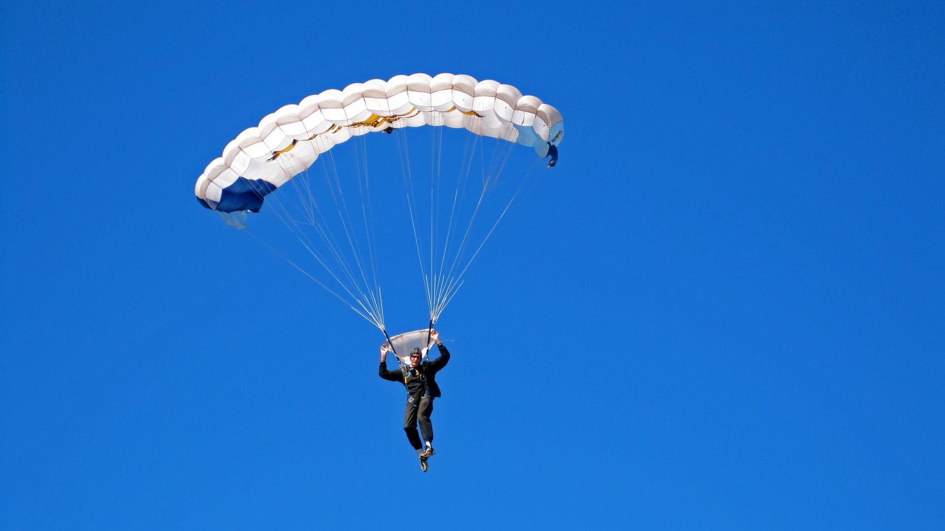 开云中国-英超终极对决：冠军悬念持续升温，英超冠军争夺